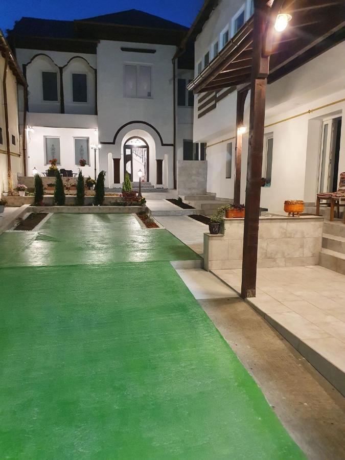 Hotel Casa Musceleana à Cîmpulung Extérieur photo