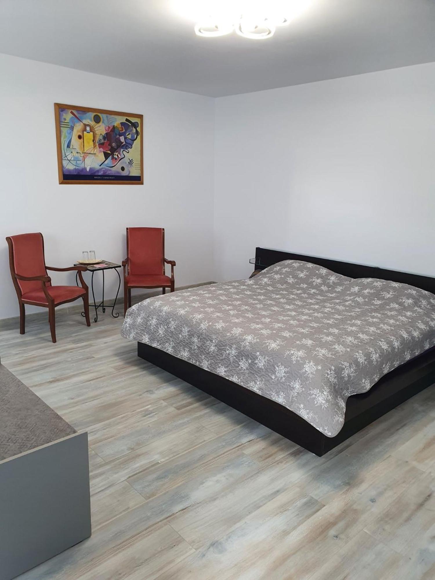 Hotel Casa Musceleana à Cîmpulung Extérieur photo