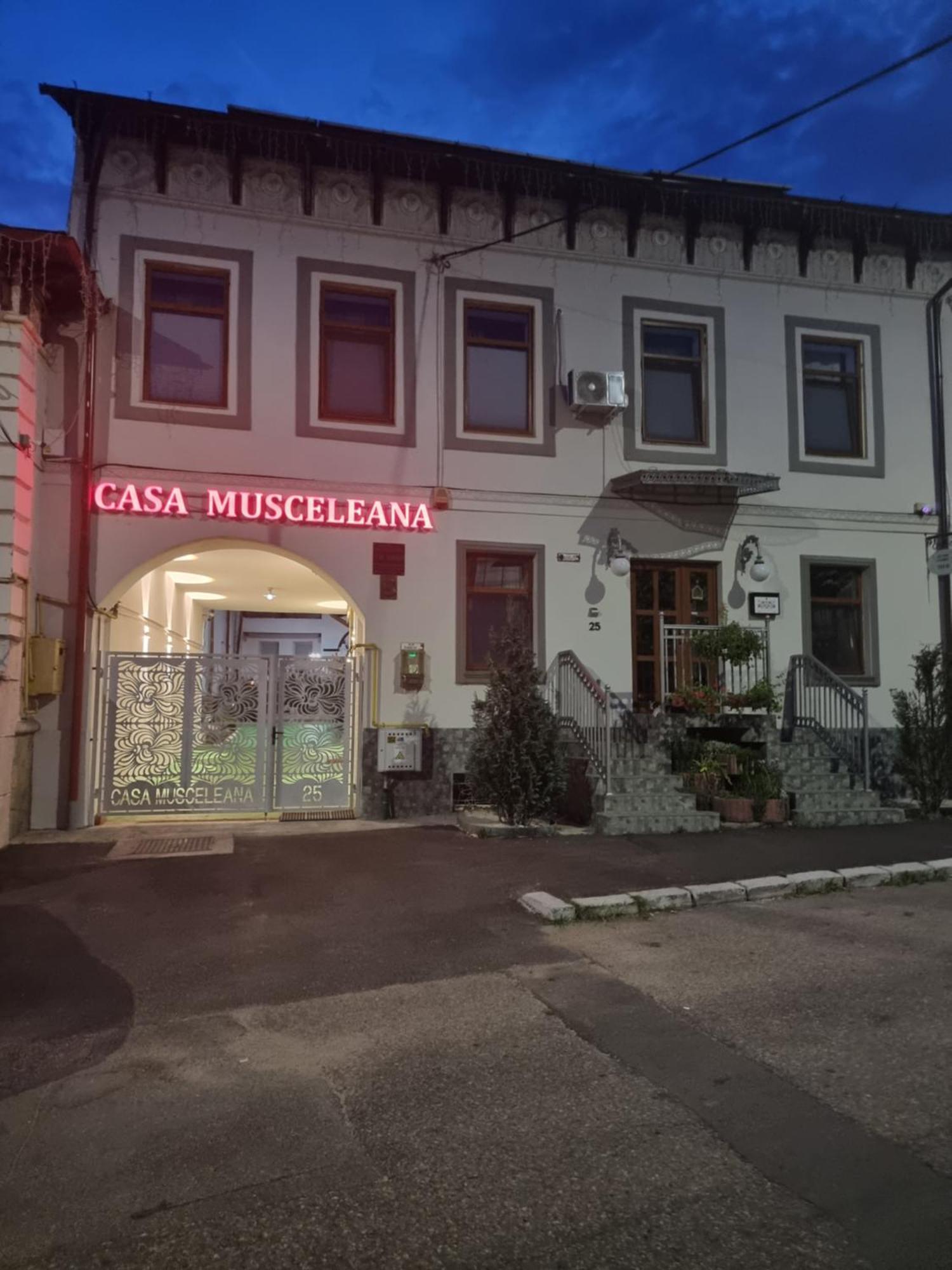 Hotel Casa Musceleana à Cîmpulung Extérieur photo