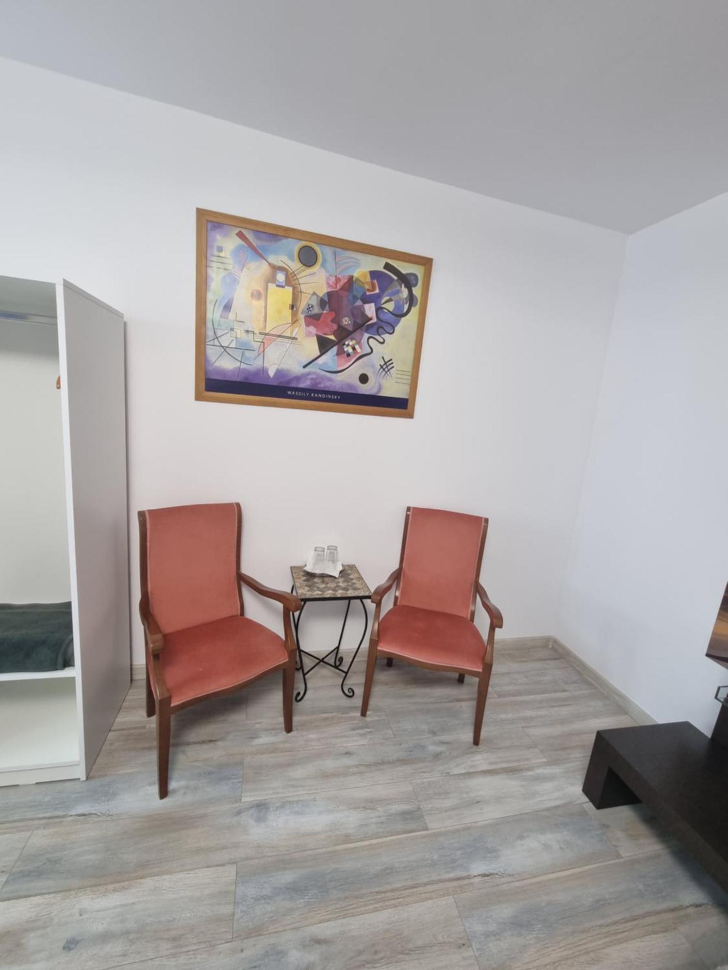 Hotel Casa Musceleana à Cîmpulung Extérieur photo