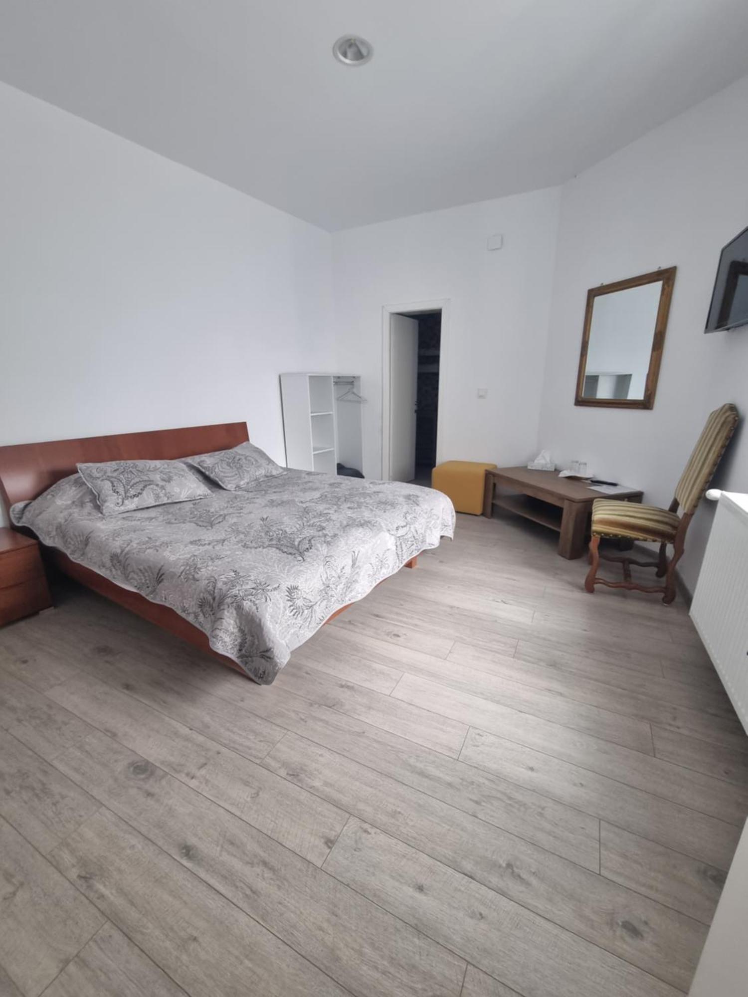Hotel Casa Musceleana à Cîmpulung Extérieur photo